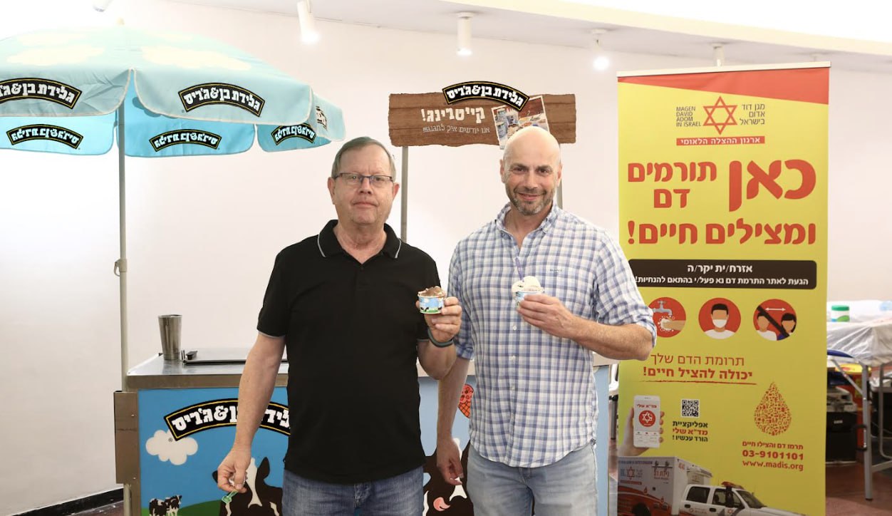 בתמונה (מימין לשמאל): רועי דון, סמנכ"ל שיווק ופיתוח עסקי בבן & ג'ריס ואבי זינגר, מנכ"ל בן & ג'ריס ישראל.