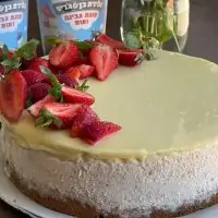 עוגת גלידה גבינה ותות לשבועות המתכון של קרן אגם