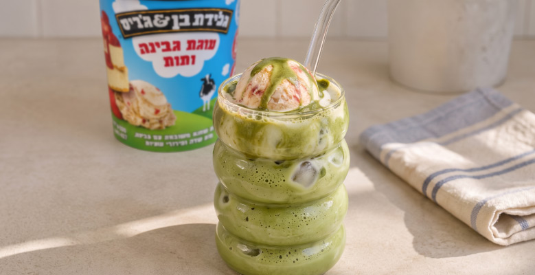 משקה אייס מאצ'ה עוגת גבינה ותות של בן & ג'ריס