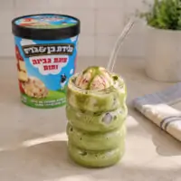 משקה אייס מאצ'ה עוגת גבינה ותות של בן & ג'ריס